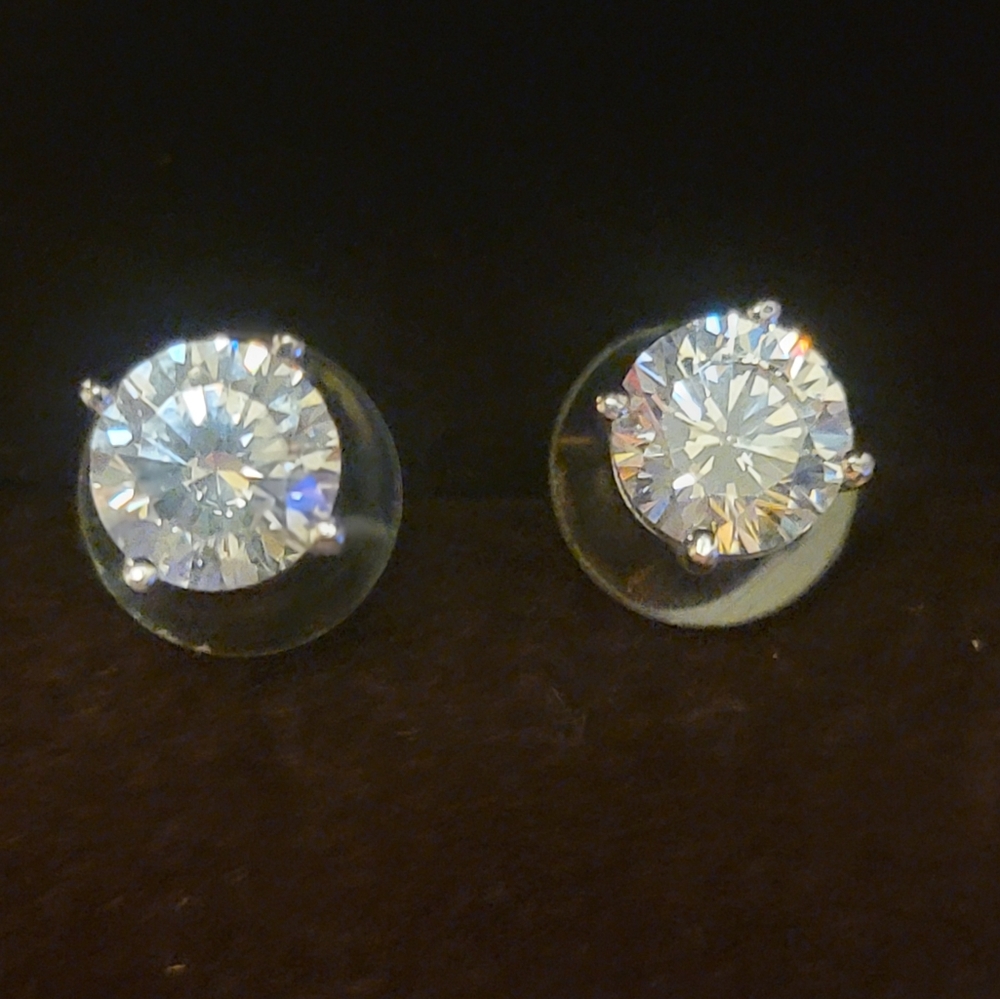 1 ct cz diamond earrings set in 14 ct white gold.